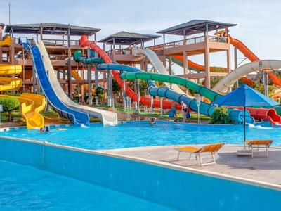 Buntes Wasserrutschenpark mit mehreren Rutschen und Pool, ideal für einen Sommerurlaub.