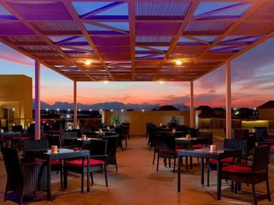 Terrazza panoramica con tavoli e sedie al tramonto con vista sulle montagne
