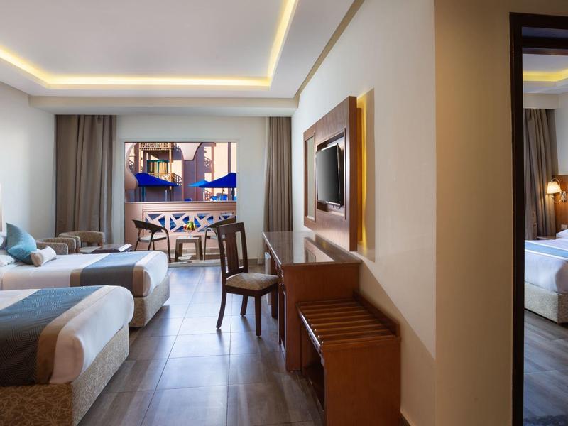 Modernes Hotelzimmer mit zwei Einzelbetten, Holzdekor und großem Spiegel an der Wand.