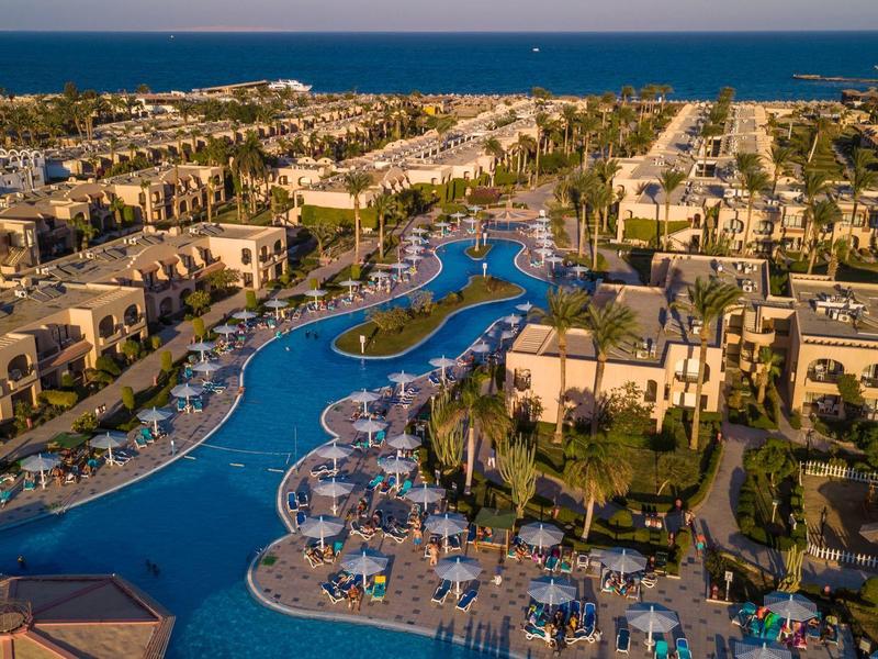 Luftaufnahme eines großen Resorts mit Poollandschaft und Blick auf das Meer