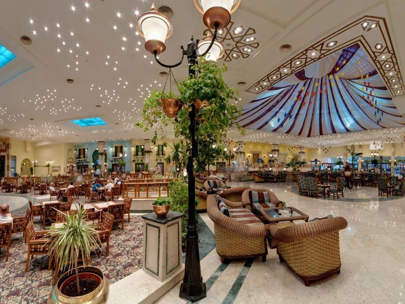 Großer Hotel-Loungebereich mit verschiedenen Sitzbereichen und Pflanzen