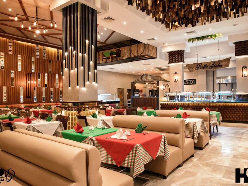 Modernes Restaurant mit bequemen Sitzgelegenheiten und festlich dekorierten Tischen.