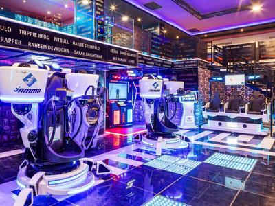 Nowoczesna strefa gier VR z wieloma stanowiskami do siedzenia VR w futurystycznym pomieszczeniu.