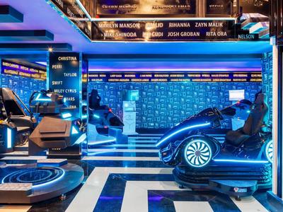 Nowoczesny pokój do gier w wirtualnej rzeczywistości z futurystycznymi symulatorami wyścigów i niebieskim oświetleniem