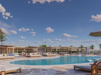 Moderner Außenpoolbereich mit Sonnenliegen und Sonnenschirmen unter blauem Himmel.