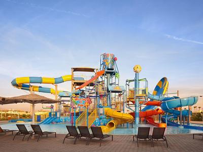 Bunter Wasserpark mit Rutschen und Pools unter klarem Himmel