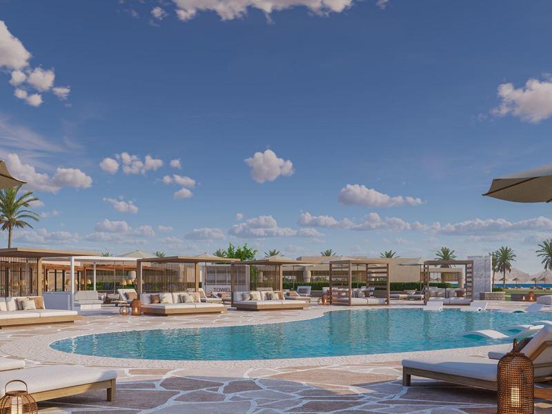 Großer Pool mit Sonnenliegen, Palmen und moderner Lounge unter blauem Himmel mit Wolken.