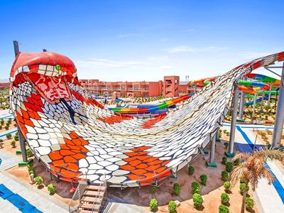 Kleurrijke glijbaan in een groot waterpark bij zonnig weer.