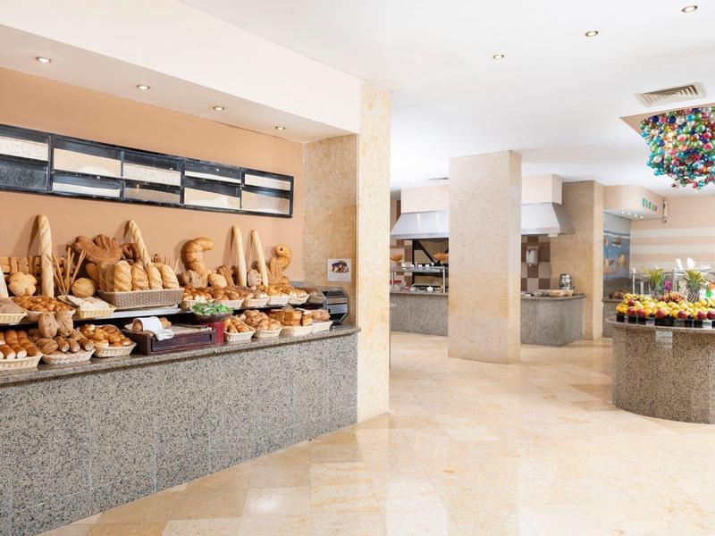 Buffetbereich mit verschiedenen Brotsorten und Gebäck in einem hellen, modernen Hotelrestaurant.