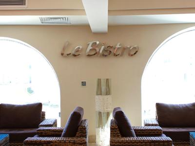 Zona soggiorno accogliente con due divani e grandi finestre in un bistrot.