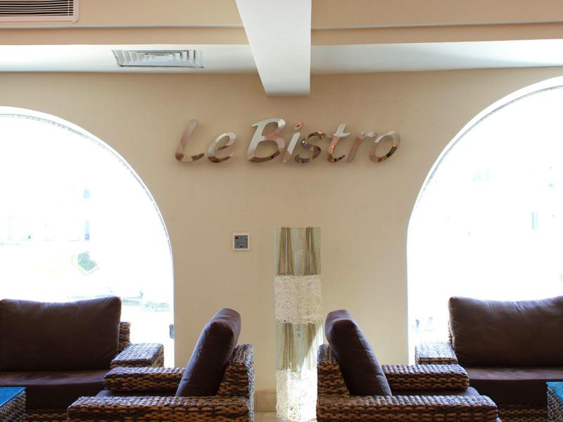 Zona soggiorno accogliente con due divani e grandi finestre in un bistrot.