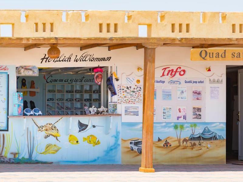 Facciata di un ufficio safari con dipinti desertici e subacquei dai colori caldi