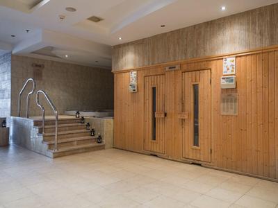 Interieur van een moderne hotel spa met sauna en trap.