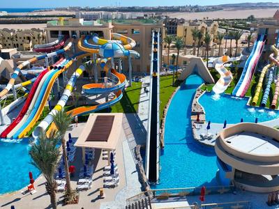 Wasserpark mit mehreren bunten Wasserrutschen und großen Poolbereichen