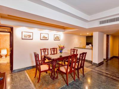 Moderner Essbereich mit Holztisch, sechs Stühlen und Wanddekorationen in einem Hotel.