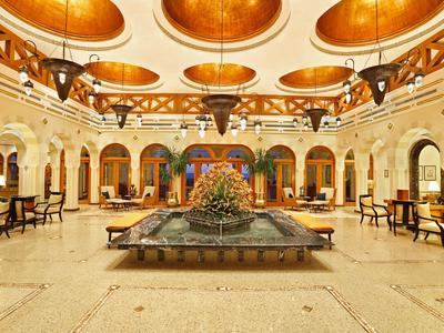 Großer, eleganter Hotel-Lobby-Bereich mit Brunnen und dekorativem Deckendesign.