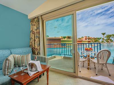 Salon d'hôtel confortable avec vue sur le balcon et le paysage aquatique.