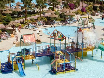 Bunter Wasserspielplatz mit Rutschen, Brücken und Wasserfontänen in einem flachen Pool.