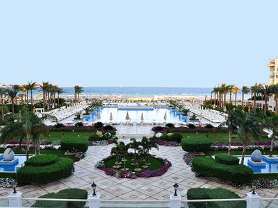 Hotel di lusso con grande piscina, giardini curati e vista sul mare