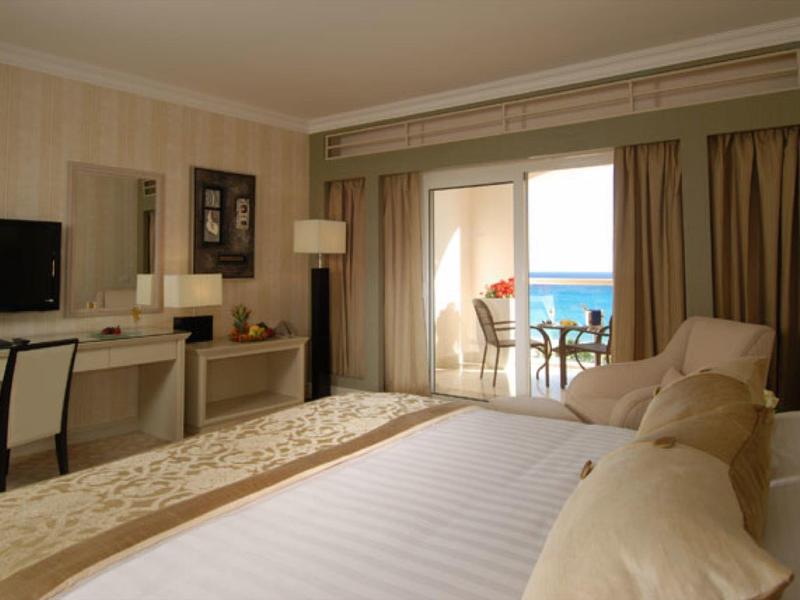 Chambre d'hôtel lumineuse avec balcon et vue sur la mer