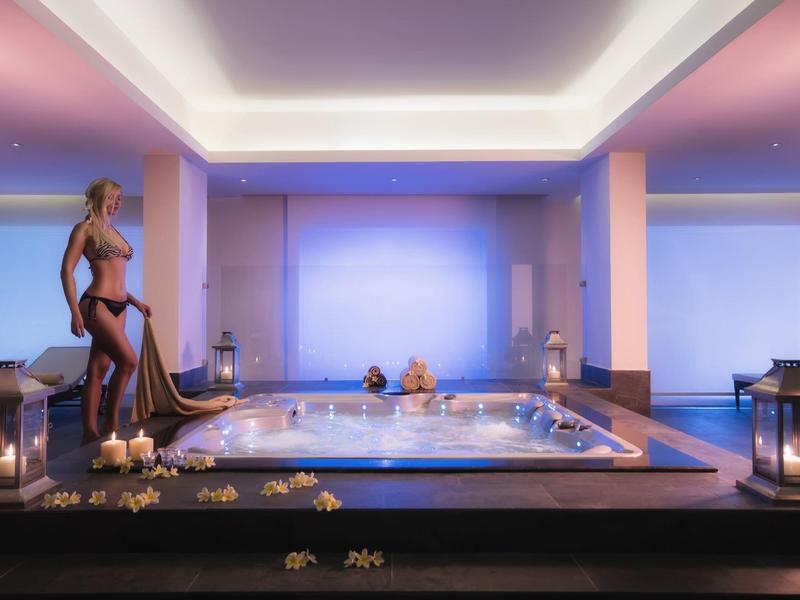 Luxuriöser Spa-Bereich mit beleuchtetem Whirlpool, entspannter Atmosphäre und ruhigem Ambiente.