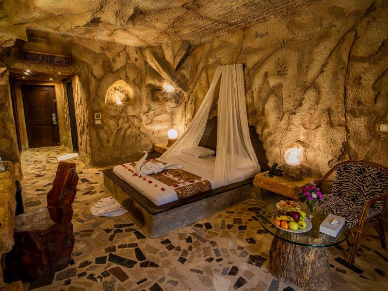 Gezellige kamer met rustiek rotswandontwerp en bed met muskietennet.