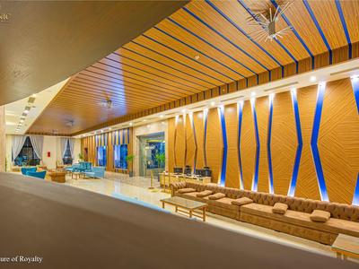 Großer Hotel-Lobby-Bereich mit modernen Sitzgruppen und dekorativen blauen Wandakzenten.