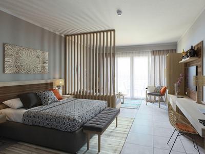 Modernes Schlafzimmer mit Holzakzenten, grauem Bett, hellem Boden und großem Fenster mit Vorhängen.