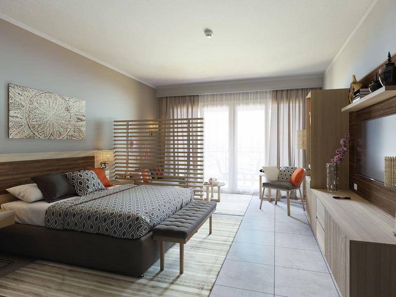 Modernes Hotelzimmer mit Doppelbett, Holzmöbeln, großem Fenster und gemütlicher Beleuchtung.