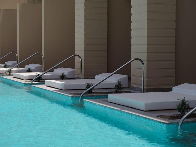 Piscines de luxe avec transats intégrés et cloisons légères.