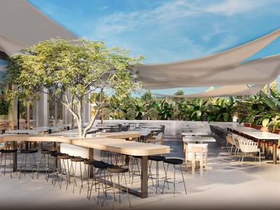 Moderne Außenlounge mit Tischen, Stühlen, Baum und Sonnensegeln in tropischer Umgebung.