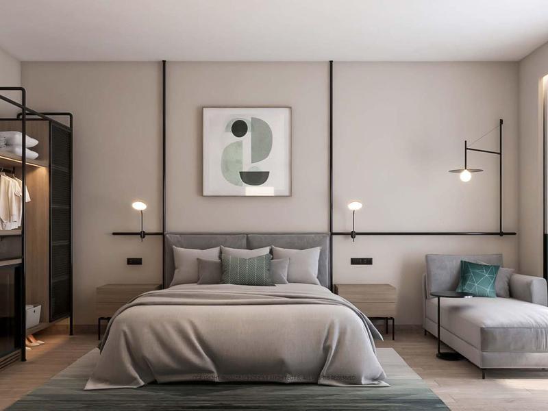 Modernes Hotelzimmer mit Doppelbett, Sitzecke und stilvoller Beleuchtung.