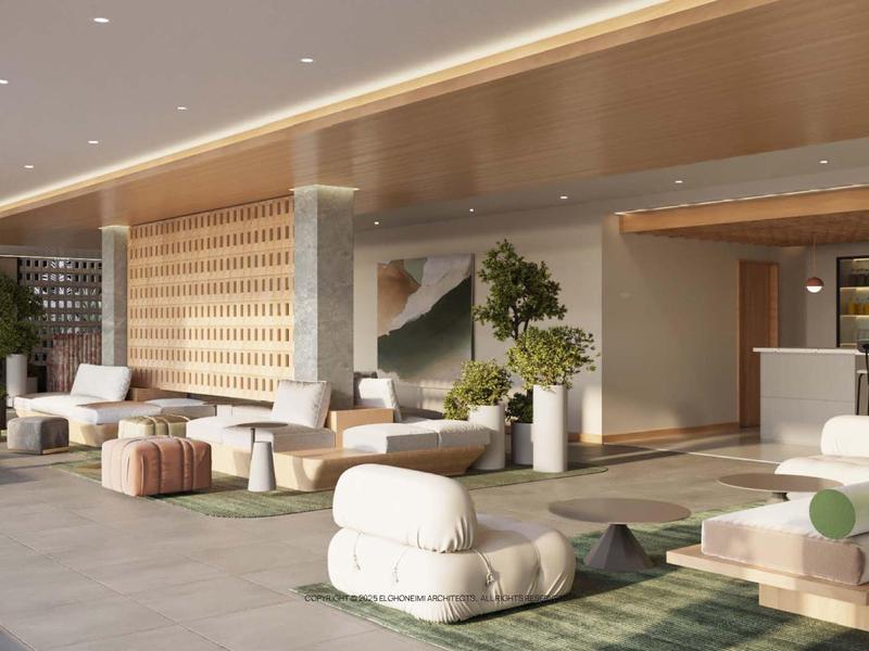 Moderner Hotel-Loungebereich mit bequemen Sofas, Poufs und Pflanzen in hellem Holzdesign.