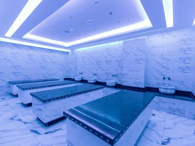 Salle de repos moderne avec éclairage LED bleu et lits inclinables avec coussins bleus