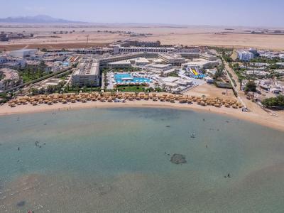 Vue aérienne d'une station balnéaire avec piscine et paysage désertique environnant