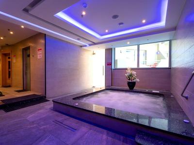 Espace bien-être moderne avec bain lumineux et grande fenêtre