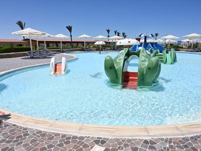 Kinderzwembad met glijbanen en parasols bij het hotelzwembad