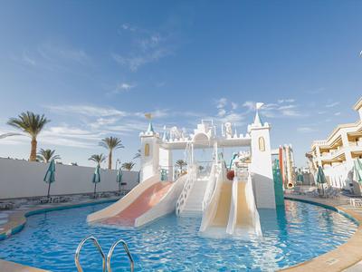 Parco acquatico con scivoli accanto agli edifici dell'hotel sotto un cielo blu