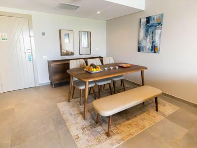 Moderner Essbereich mit Holztisch, Bänken, Stühlen und abstraktem Wandbild