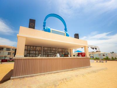 Moderner Außenbarbereich mit großem blauen Griff unter blauem Himmel