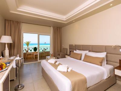 Modernes Hotelzimmer mit Doppelbett, Balkon und Meerblick