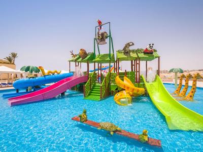 Buntes Wasserparkspielgerüst mit Wasserrutschen in einem klaren blauen Pool bei sonnigem Wetter.