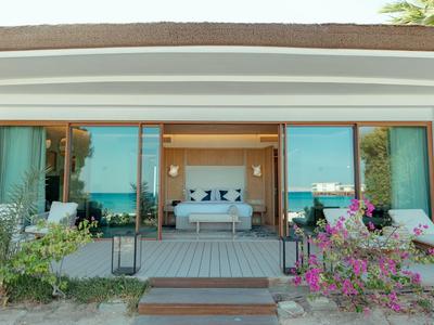 Moderne Hotelvilla mit offener Terrasse, Poolblick und tropischem Blumengarten