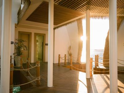 Sonnige Veranda mit Holzdecke und Blick aufs Meer, ideal für entspannte Urlaubsmomente.