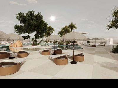 Moderne Außenlounge mit weißen Sitzmöbeln, Sonnenschirmen und Pflanzen in einem Hotelambiente.