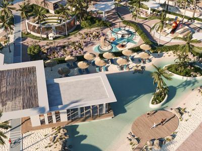 Luxuriöses Resort mit Pool, Palmen, Sonnenschirmen und Strandliegen an einem sonnigen Tag.