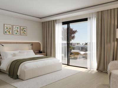 Modernes Hotelzimmer mit Doppelbett, großen Fenstern und Terrasse bei Tageslicht.