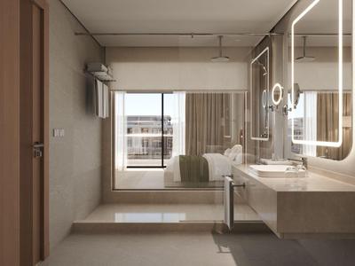 Modernes Hotelbadezimmer mit großem beleuchtetem Spiegel und Blick auf Balkon
