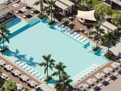 Großer rechteckiger Pool mit Palmen und Liegestühlen in einem Hotelgarten.