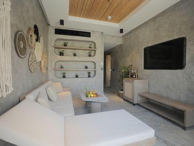 Modernes Wohnzimmer mit grauen Wänden, weißem Sofa, Holzwanddecke und minimalistischen Möbeln.